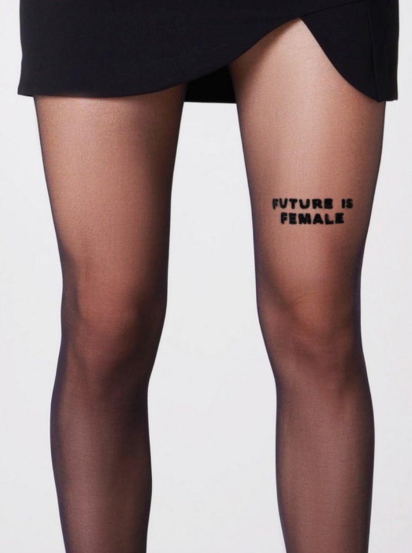 Statement Strumpfhose mit dem Statement Future is Female auf dem linken vorderen Oberschenkel deiner Strumpfhose.